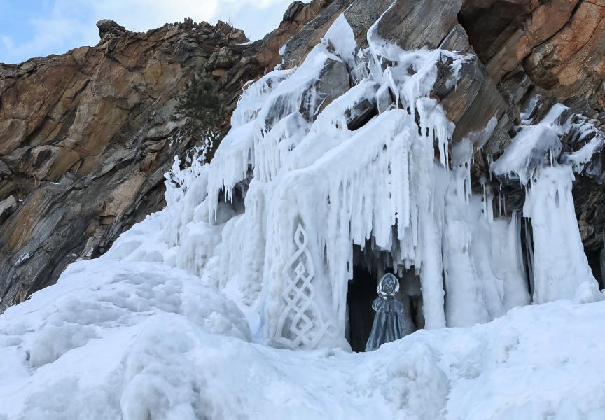 Магия льда и света На Байкале открылся Olkhon Ice Park